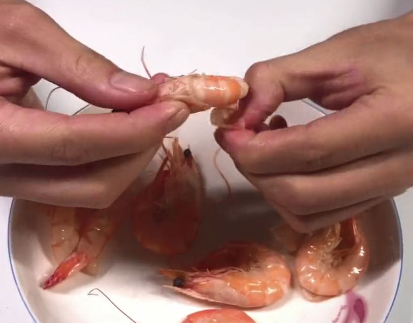 教你最快的剥虾皮方法，吃货朋友偷偷教我的，一大盘虾都不够你剥