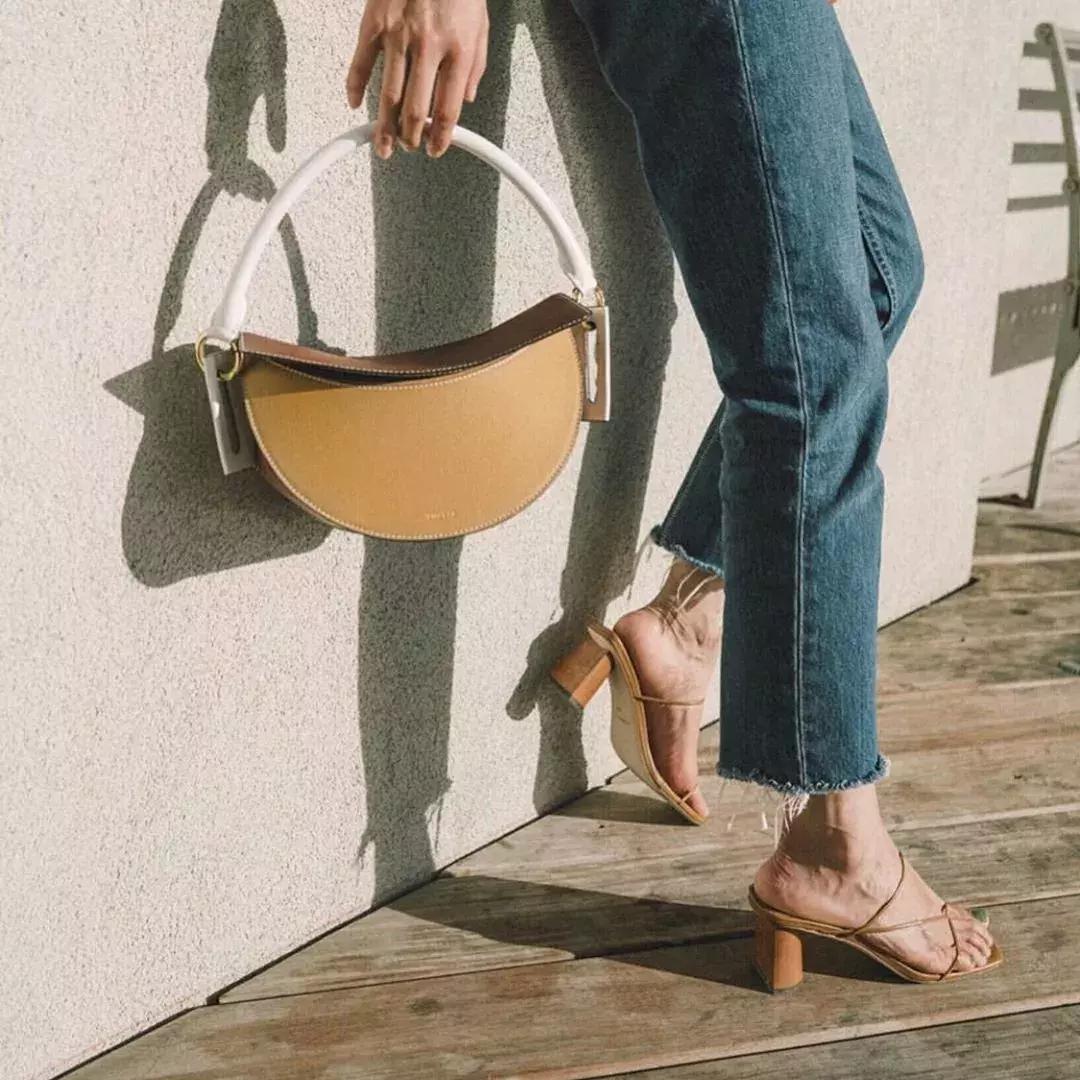 女明星背什么小众包,女明星背超便宜的包