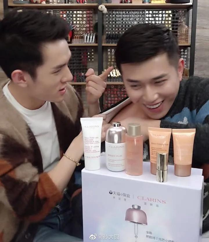 李佳琦和小助理：没有发生爱情的恩爱互怼