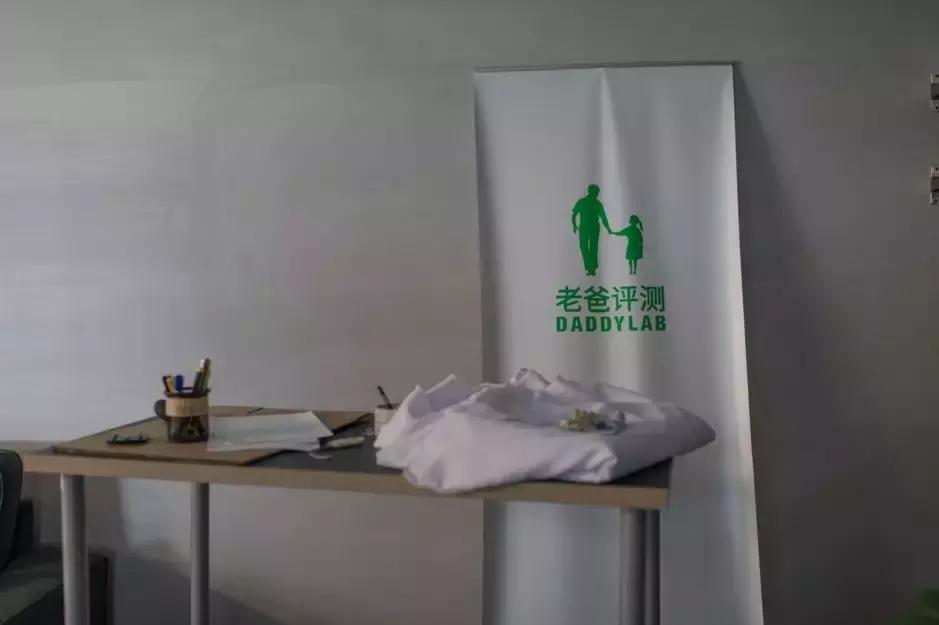 他是“毒包书皮”引爆者，在公益和商业间将企业营收干到近亿