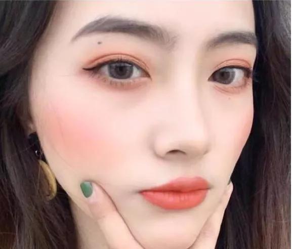 新手如何快速学会化妆,100个实用化妆小技巧化妆新手必看