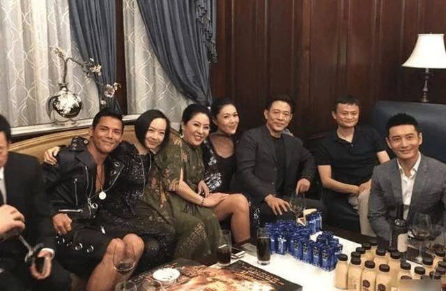 向佐健身励志视频,向佐西装腹肌