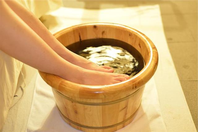 泡脚放松一下疲惫的身心,泡脚对四肢酸痛有用吗