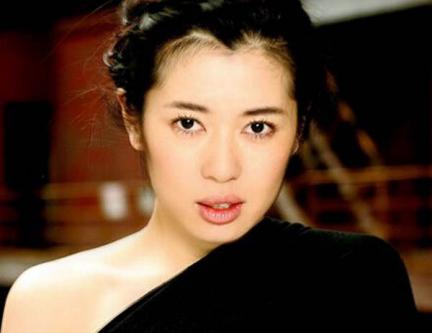 “狼女”余男的生猛史，从性感*物尤**到顶级影后，这四个男人太重要