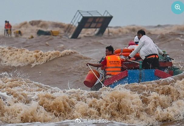 越南挖泥船被大风吹翻,越南挖泥船沉没视频