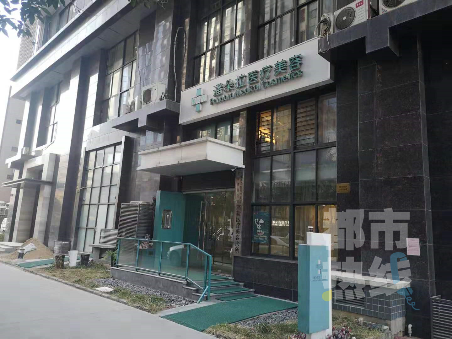 女子花5万隆鼻结果鼻梁歪斜,西安女子隆鼻后鼻子变歪