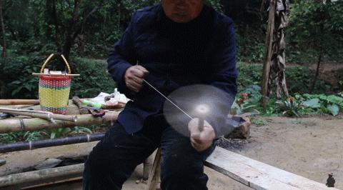 中国老爷爷给孙子做的神奇玩具,老外看中国爷爷给孙子做玩具