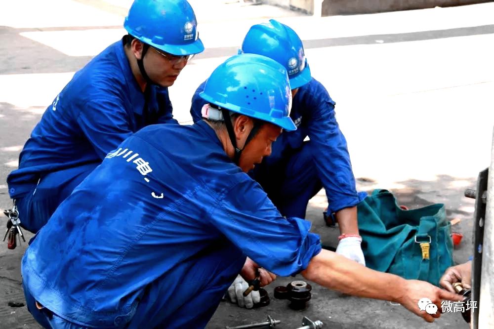 铁路烈日下最美的坚守,致敬烈日下挥汗如雨的劳动者