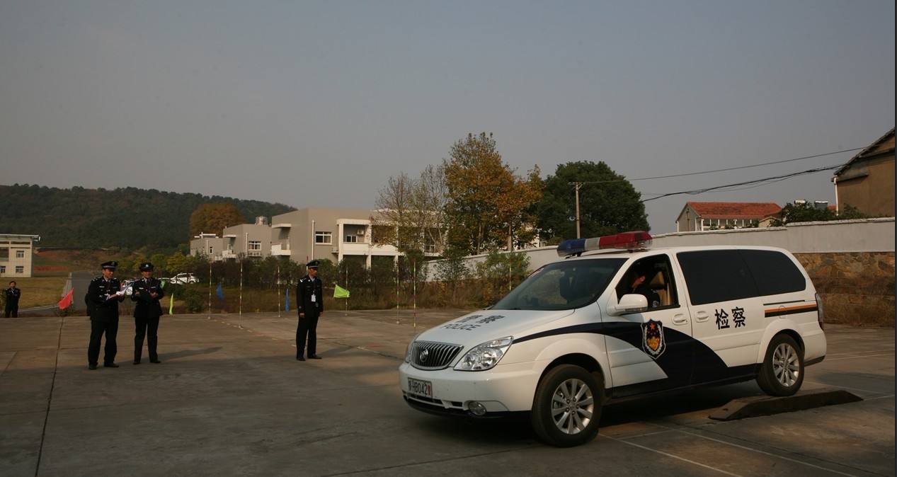 警车上喷印标识,警车上印的警察是什么意思