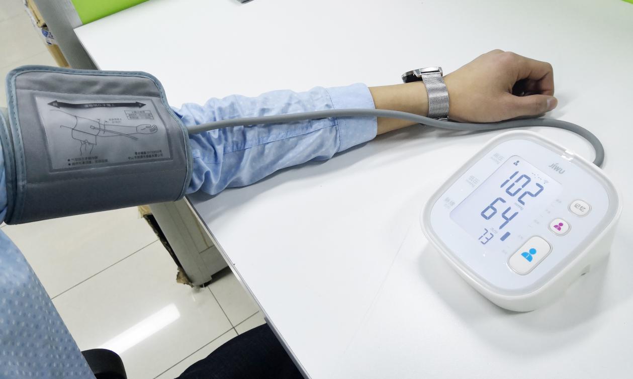 自查血压仅需轻轻一按，苏宁智能血压计初体验