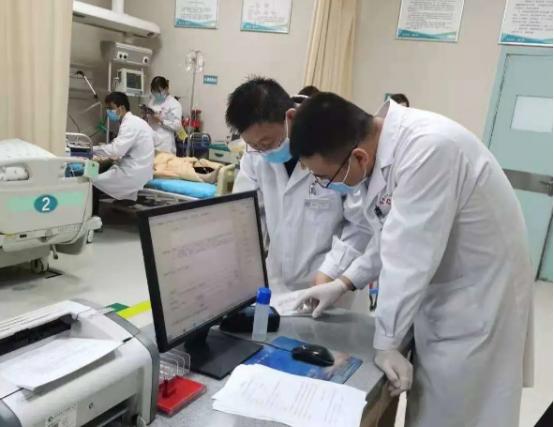 宝鸡高新医院：11位国庆宝宝扎推宝高医，坚守第一线