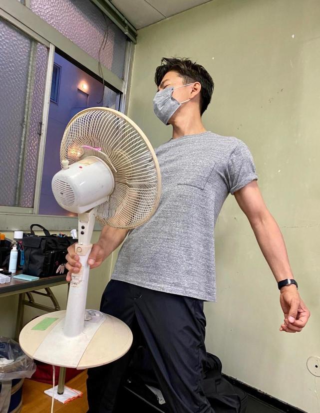 木村拓哉同款裤一分钟断货，潮流鼻祖吊打鲜肉，吹风扇都是摇滚范