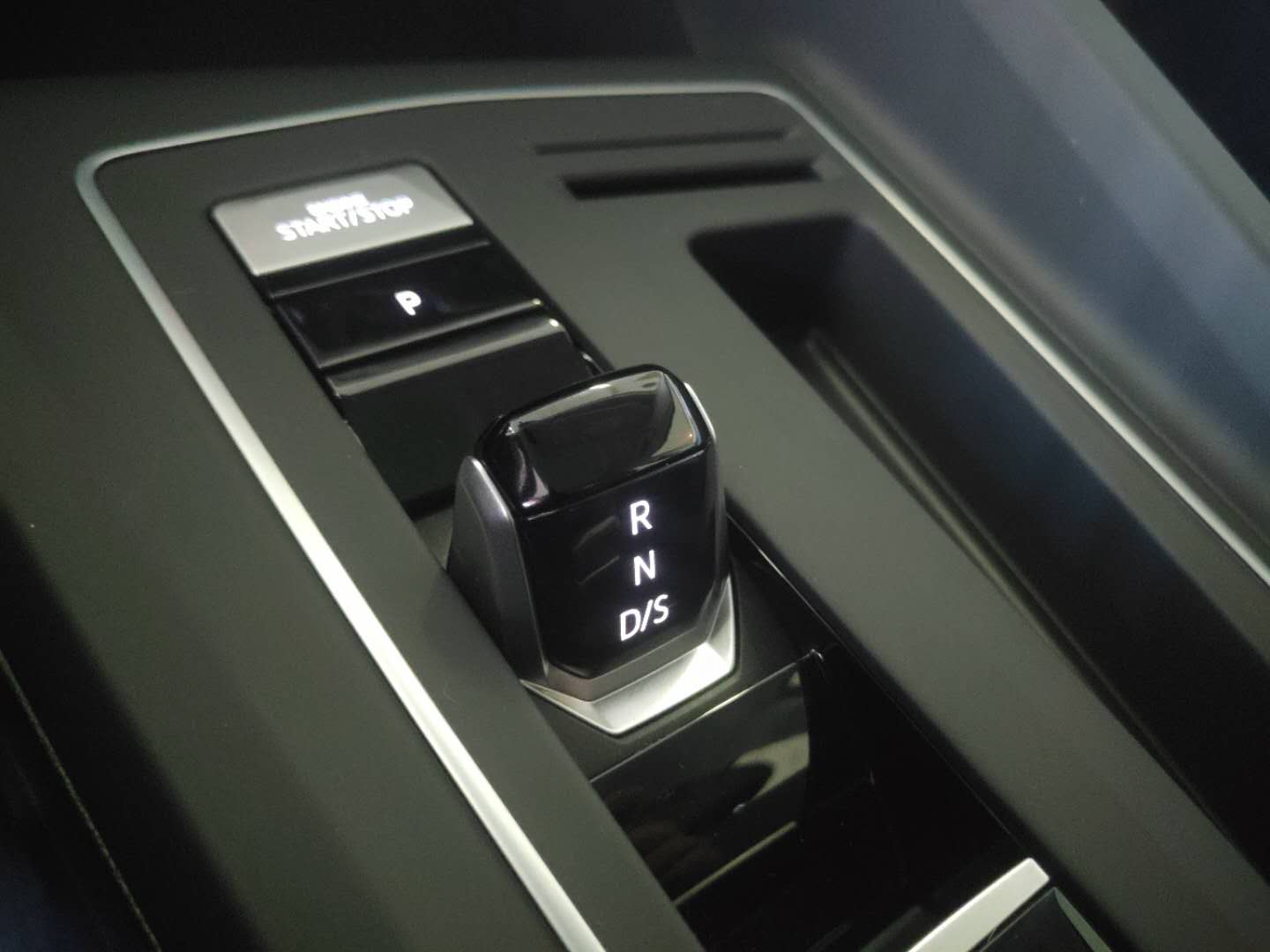 大众第八代高尔夫r-line,大众高尔夫新八代