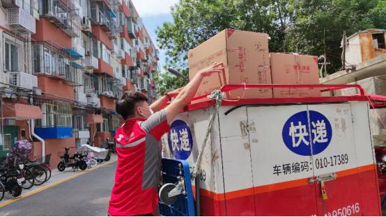快递小哥自己上门打包快递,大学生免费打包快递