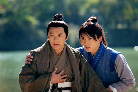 射雕中，因为梁子翁的蛇血郭靖百毒不侵，为何还中了梅超风的毒？