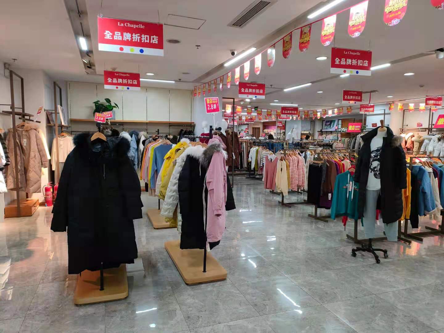 实惠！二八折！偶遇：济南高新区丁豪广场拉夏贝尔店撤店清仓