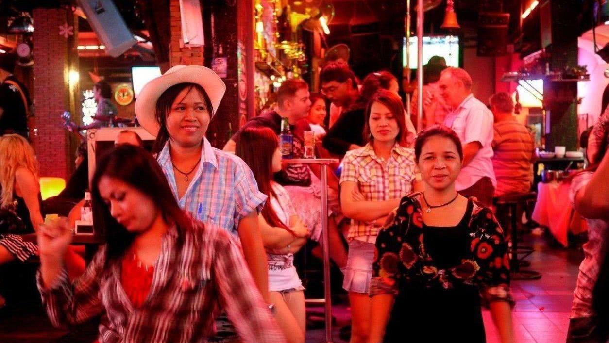 花1000泰铢请个泰国姑娘做导游,去泰国旅游找私人导游骗局揭秘