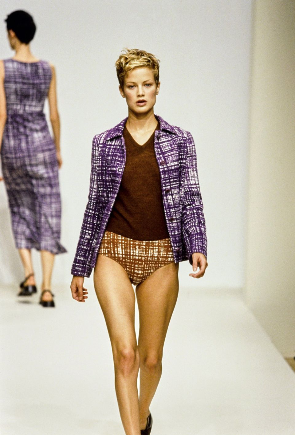 在恳求美丽的90年代不畏惧众人眼光PRADA掀起“丑陋时髦”风潮