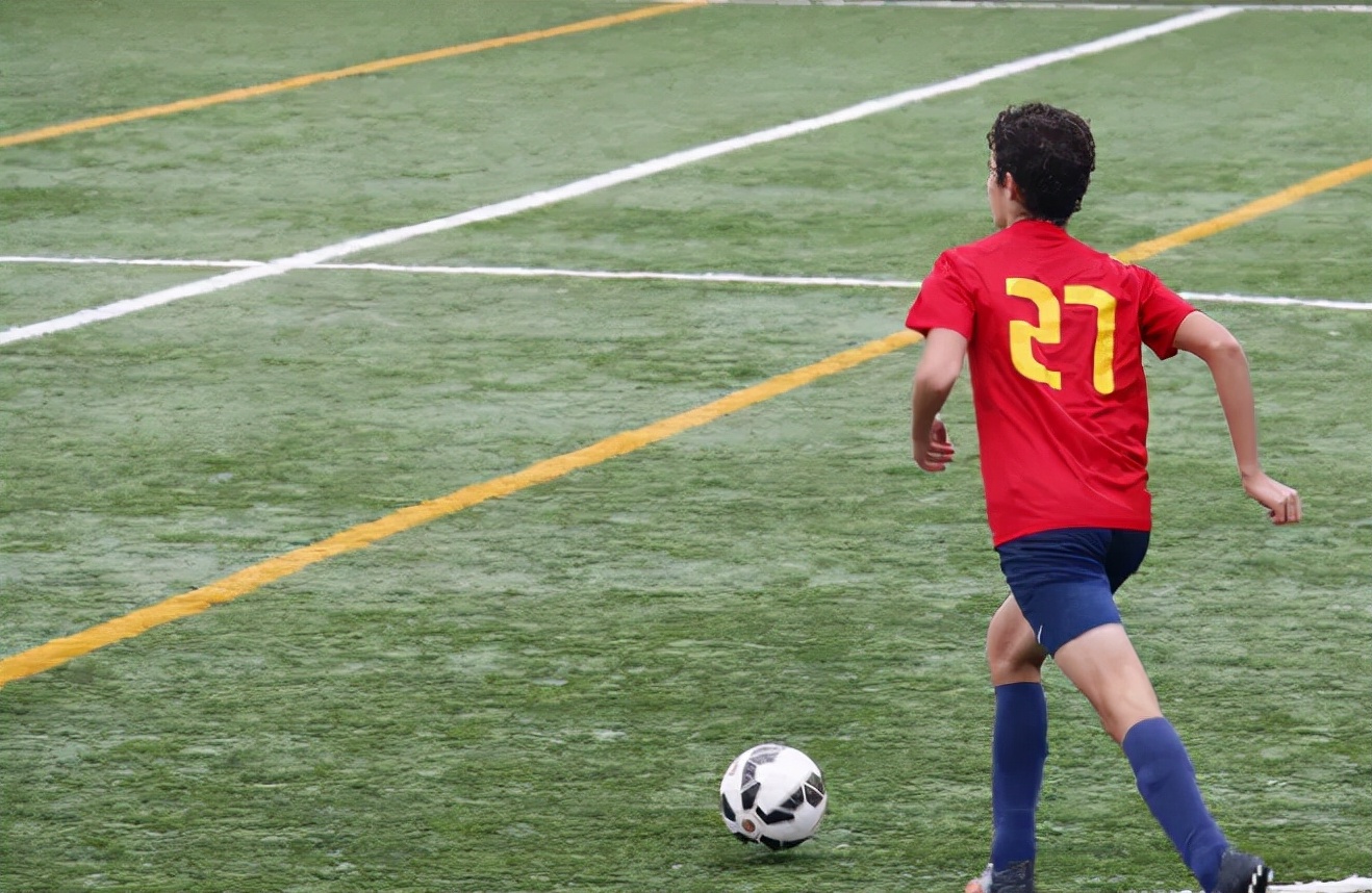 学习足球的孩子,真正的天赋,是内心对足球的热爱和坚持