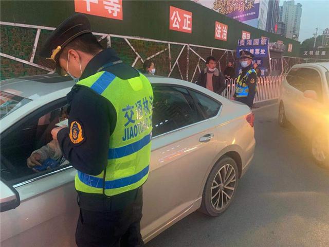 贵阳一男子被判10年,找交警问路被处罚