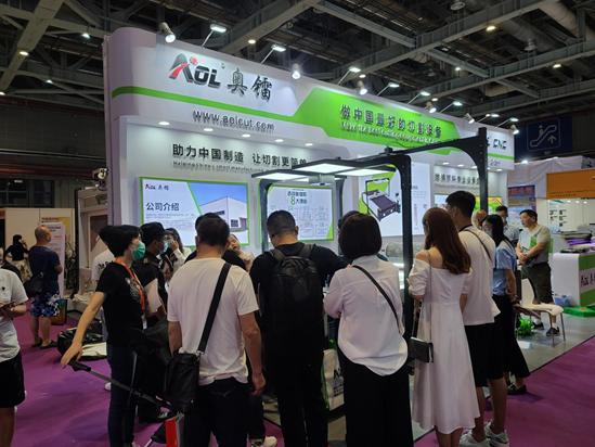 85后小伙卖衣服,山东小伙卖给外国人服装