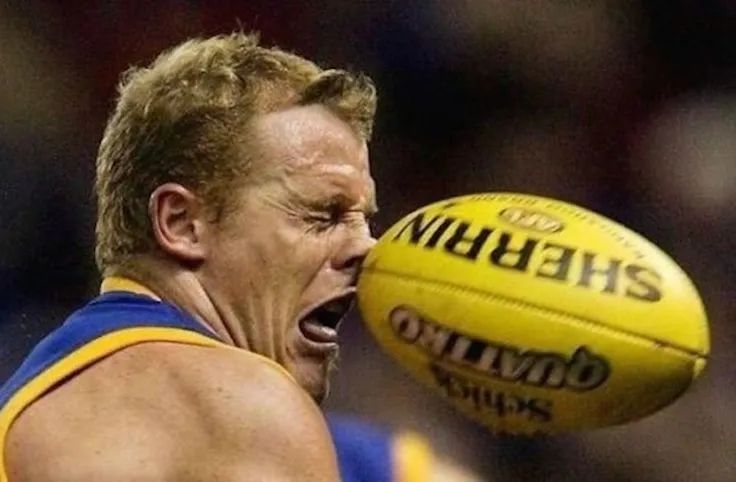 比赛还能尬舞，33个珍贵镜头，记录下这些赛场怪异瞬间