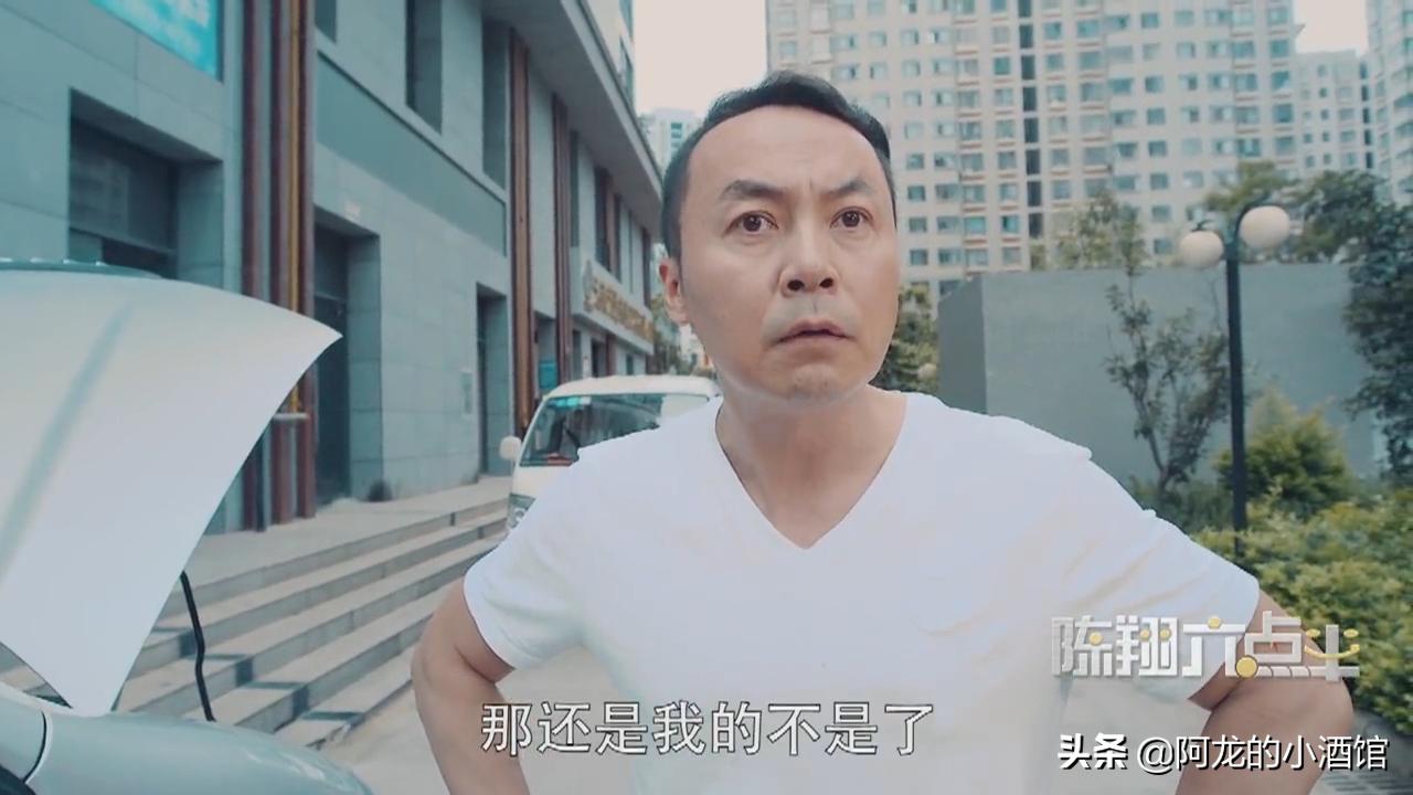 熊孩子扔灭火器差点扔到男子后续,熊孩子从高空扔灭火器