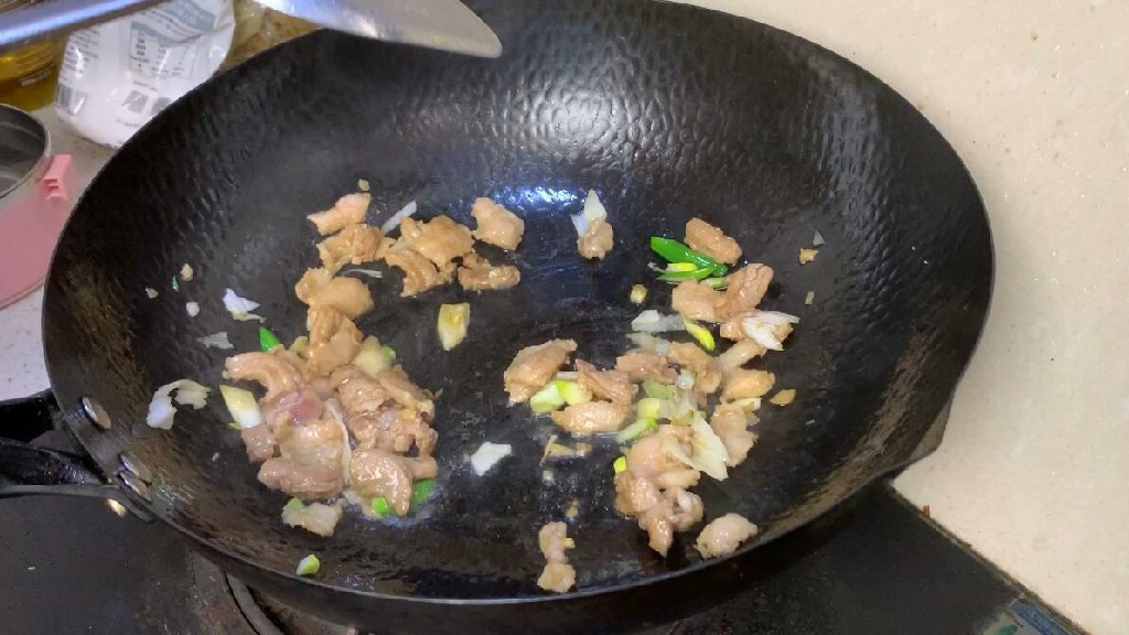 原来炒蒜苔也有诀窍，多加这一步，蒜苔脆嫩爽口又入味
