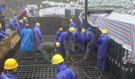 刚浇筑混凝土下雨怎么保护,浇筑混凝土时下雨怎么处理