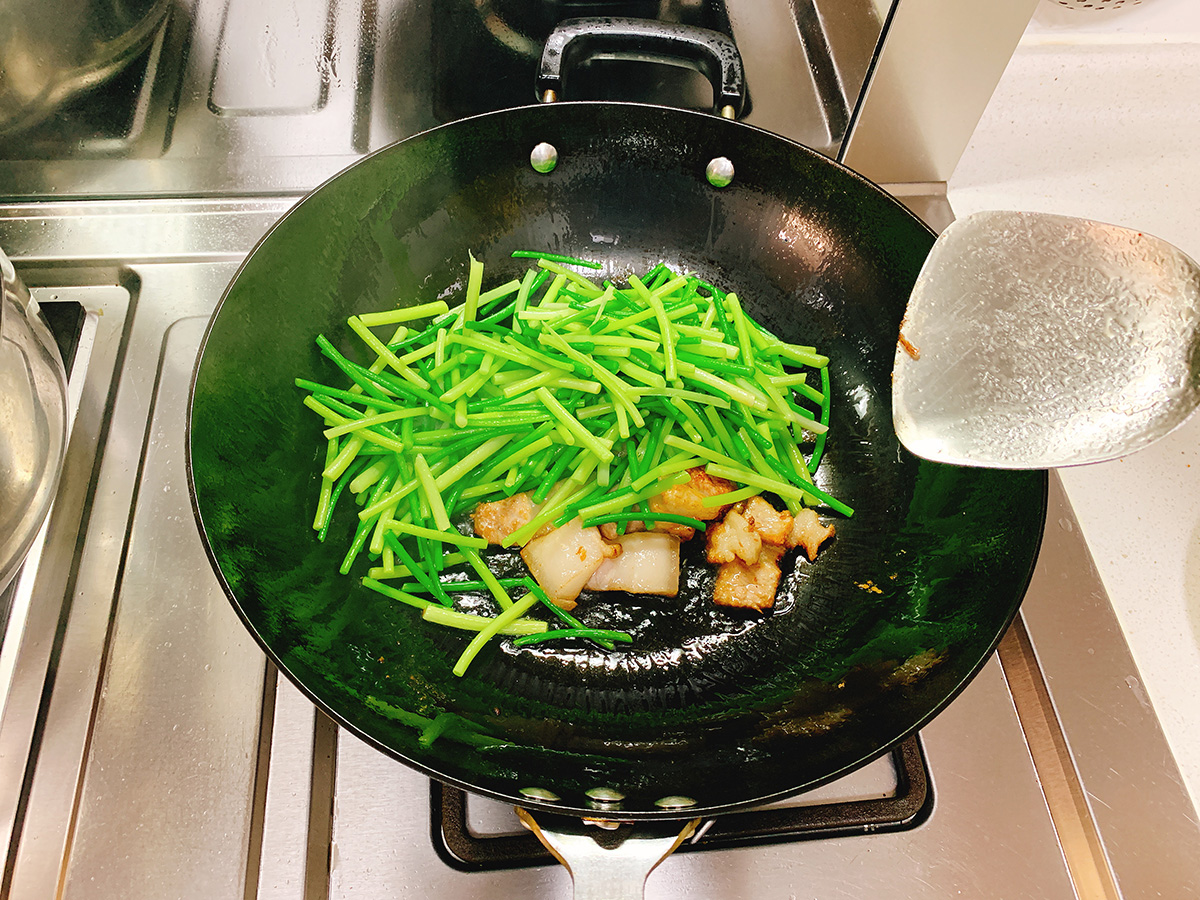 炒蒜苔别加酱油,蒜苔炒肉家常做法蒜苔用焯水吗