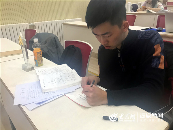 出生时医生说有可能脑瘫最后逆袭,一出生就被医生断言终身无法行走