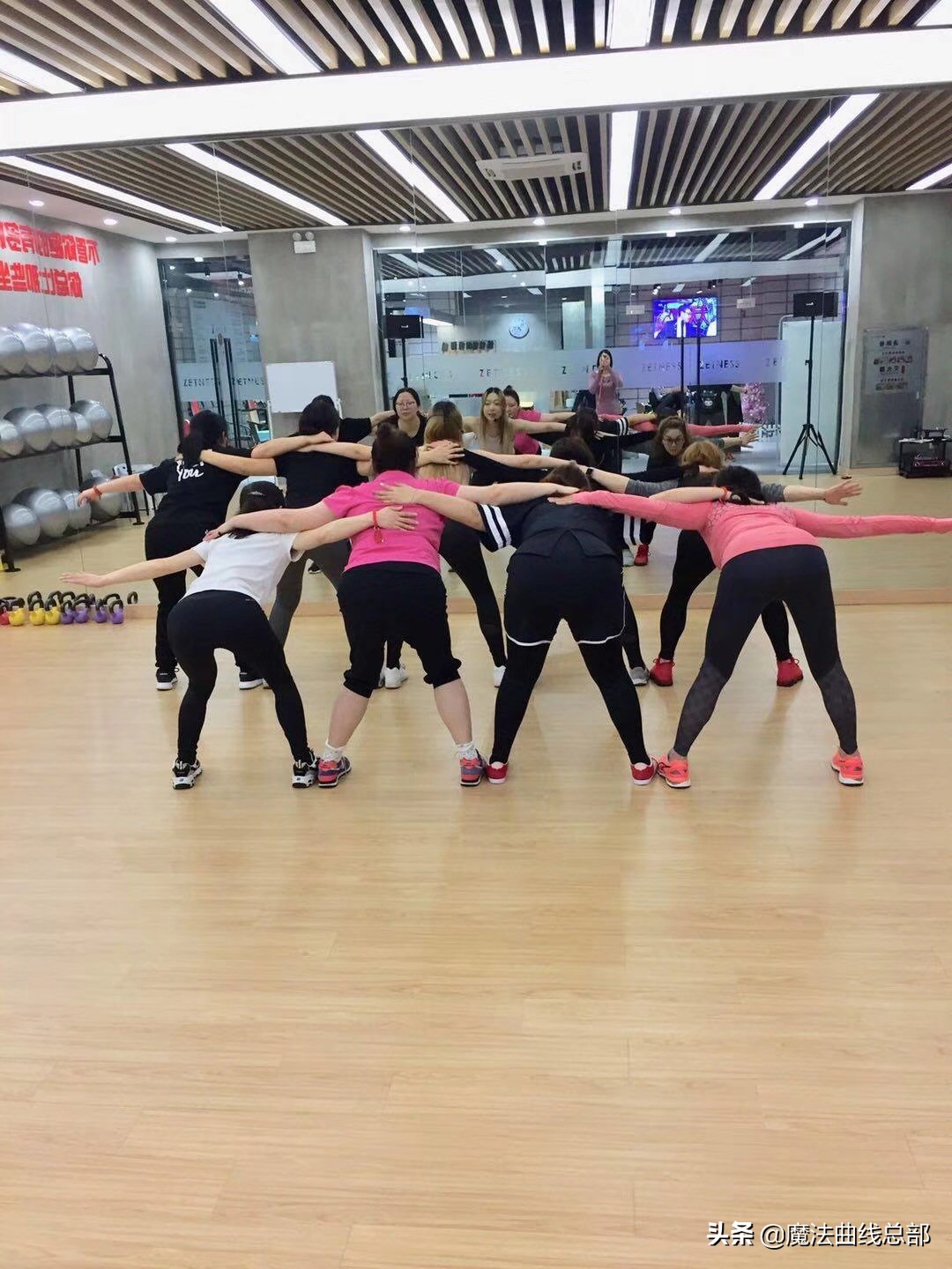 练瑜伽好还是跳郑多燕减肥操有用,郑多燕曲线伸展操完整版