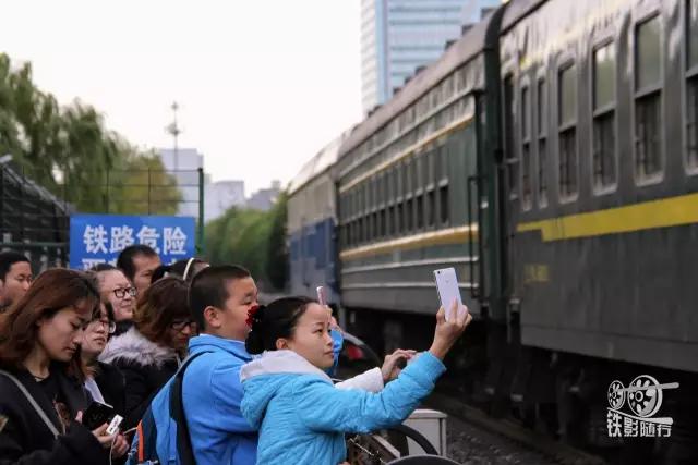 行人车辆请注意火车就要来了,行人车辆请注意火车来了不要抢道