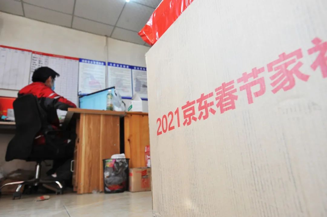 “外卖一哥”变身“京东小哥”，一天派送300件，王东东的除夕忙到新年凌晨三点