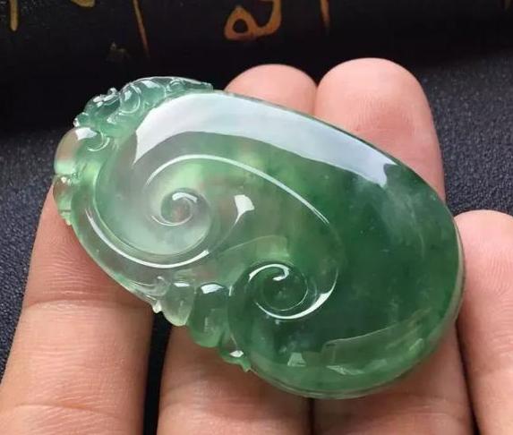 属龙佩戴翡翠如意吊坠,戴翡翠如意吊坠有什么讲求吗