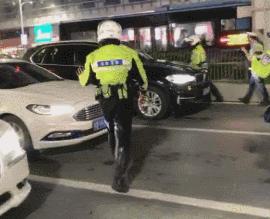 铁骑“快闪”查酒驾，昨晚17只“醉猫”落网！今晚免费“送代驾”！