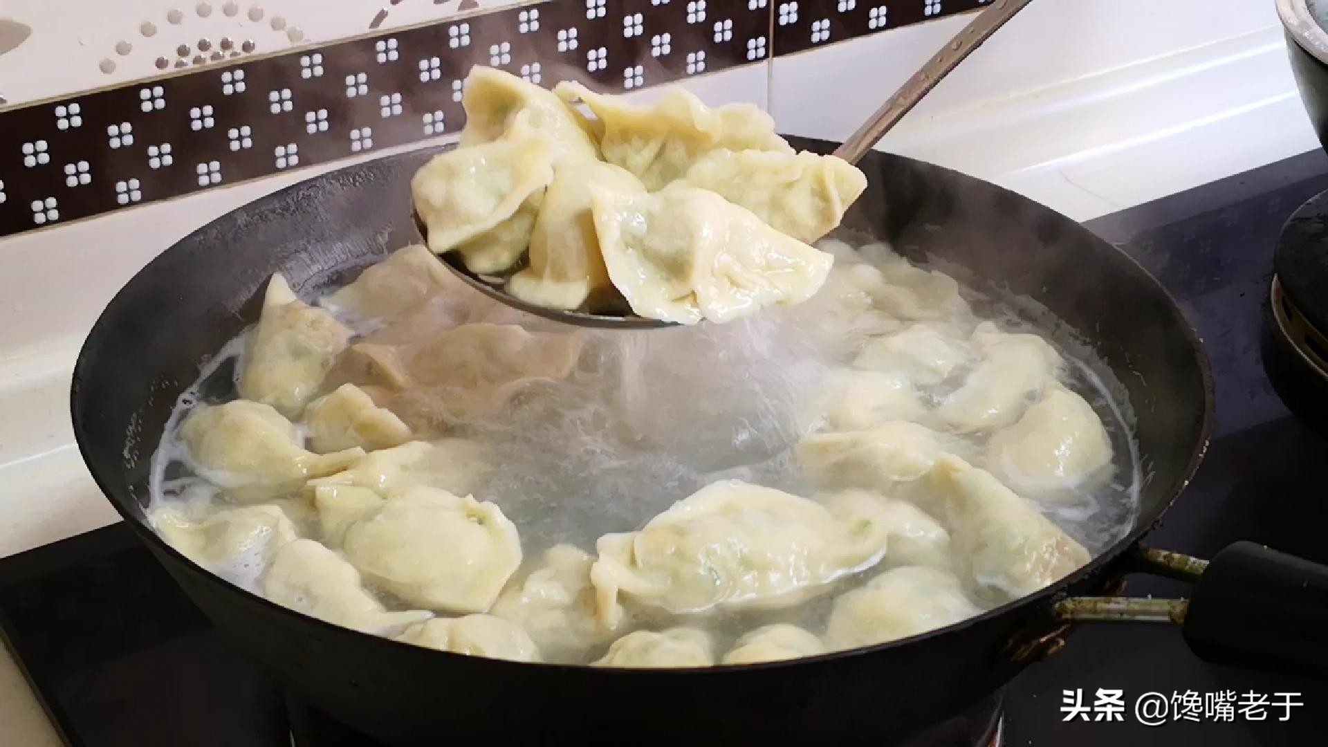 煮饺子千万别加水,饺子怎么煮才不会破皮粘锅呢