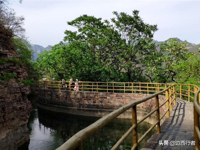 这条悬在崖壁上的河床，比壁挂公路更艰巨