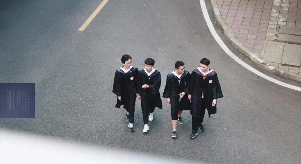 大学里怎么和讨厌的室友相处,大学里很讨厌室友怎么办