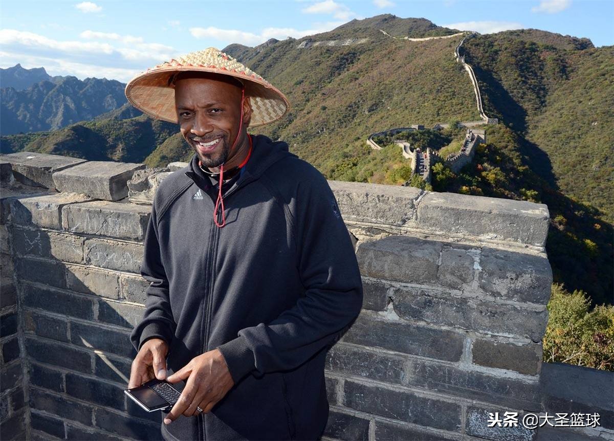 在万里长城面前NBA球星也秒变小粉丝邓肯穿CBA羽绒服爬长城