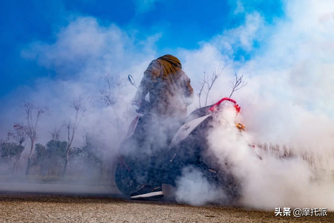 雅马哈巧格125i对比豪爵eagle,豪爵eagle125