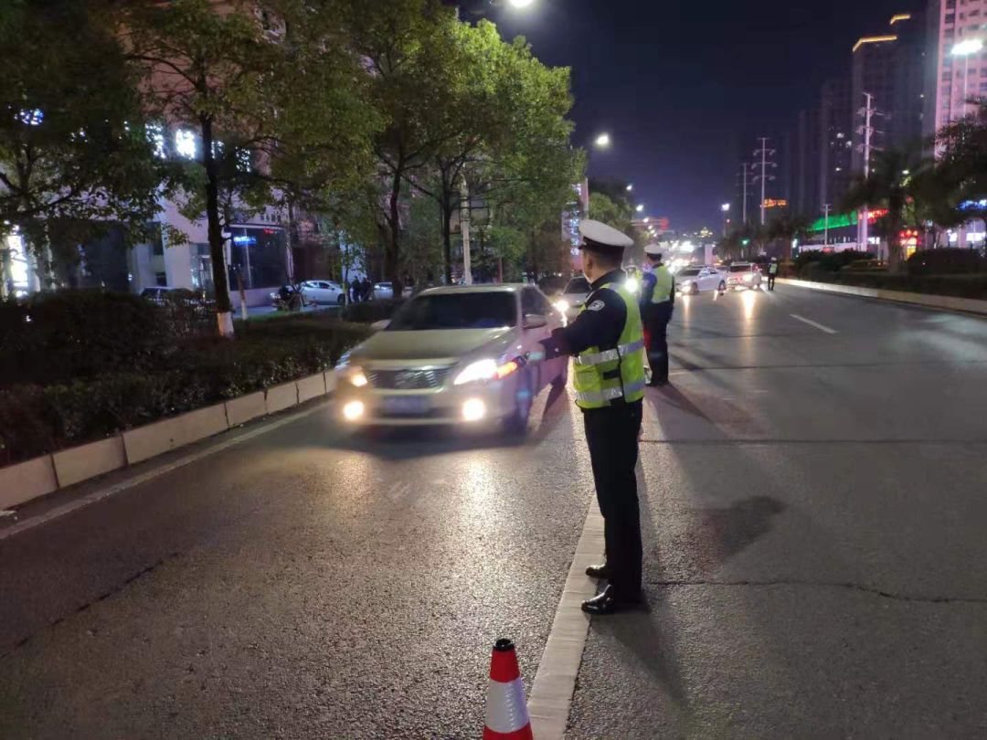 江西萍乡交警查酒驾事故,酒驾司机看到警察执勤视频