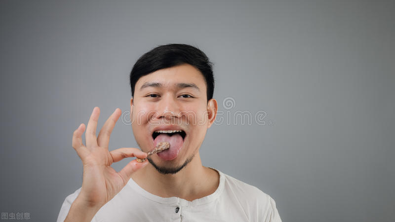 吃东西老是咬到舌头是什么原因,吃饭经常咬到舌头小心背后的隐患