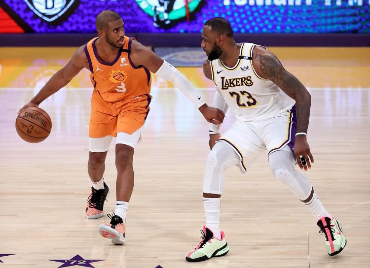 詹姆斯一项数据追平哈登,盘点nba球星被观众骂