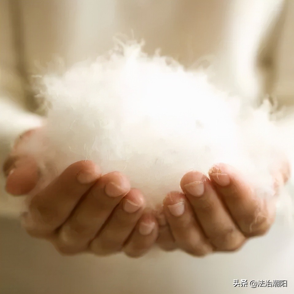 羽绒服越薄越好还是越厚越好,羽绒服穿得越厚越好吗