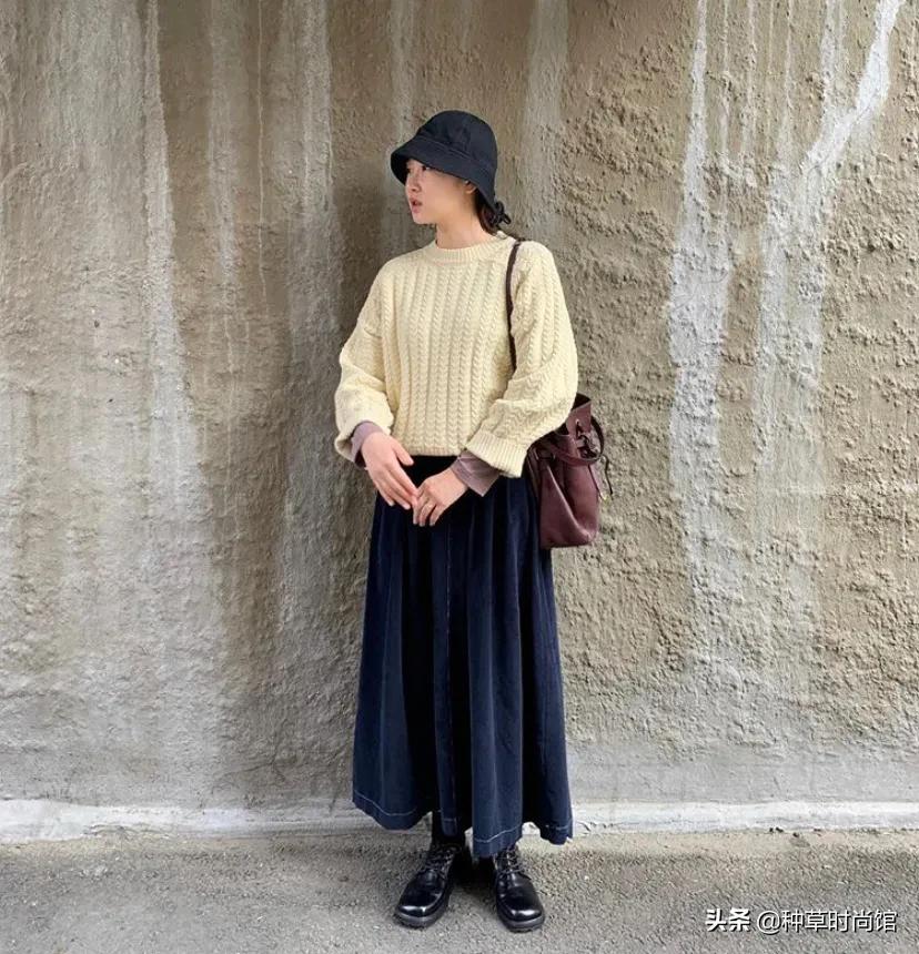 厚毛衣流行这样穿这也太洋气了,现在的毛衣都是短款高个要怎么穿