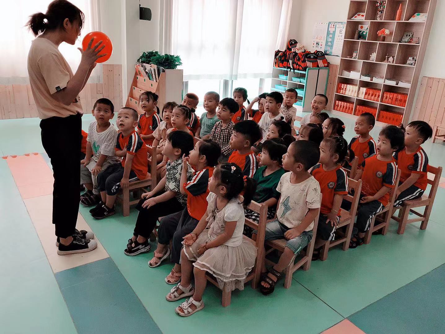 孩子上幼儿园坐不住妈妈不配合,小孩幼儿园坐不住乱跑不听指令