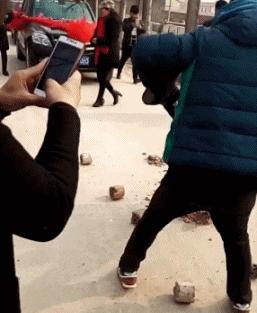 姑娘搞笑gif图片,搞笑gif妹子你的衣服太前卫了
