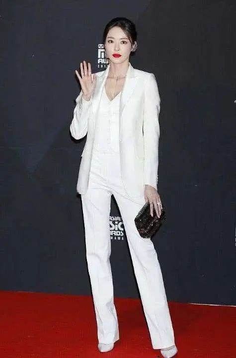 白西装华丽,白西装清冷感