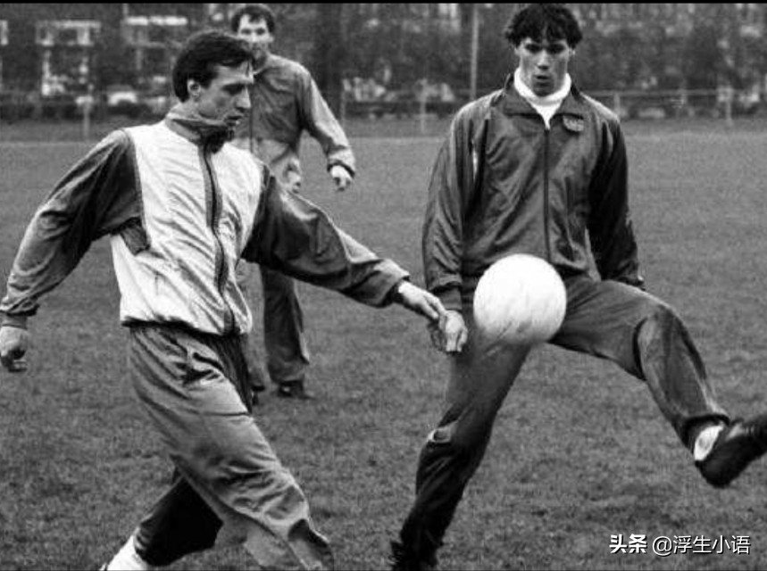 支点中锋踢前腰,足球支点中锋的位置和打法